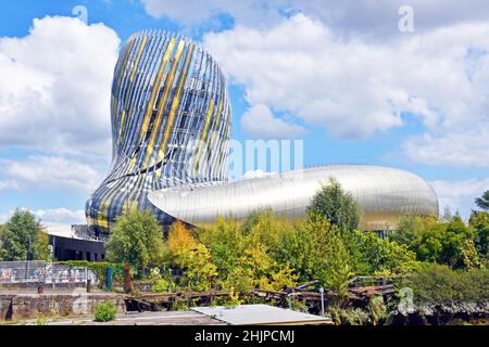 Das hochmoderne skulpturale Gebäude der Cité du Vins beherbergt eine Dauerausstellung über die Geschichte und Kultur des Weins in der Region Bordeaux. Stockfoto