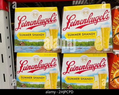 Orlando, FL USA - 10. September 2021: Fälle von Leinenkugel's Summer Shandy Bier in einem Sam's Club Lebensmittelgeschäft. Stockfoto