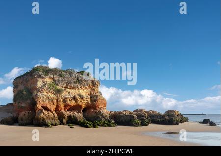 Einstehender Felsen am Strand 'Praia Grande', Ferragudo, Algarve, Portugal, Europa Stockfoto