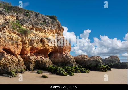 Einstehender Felsen am Strand 'Praia Grande', Ferragudo, Algarve, Portugal, Europa Stockfoto