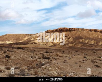Sandige Berge der Negev-Wüste in Israel. Wüstenlandschaft. Stockfoto