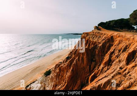 Strand von Falesia in Albufeira, Algarve-Region, Portugal. Der Strand ist von hohen Kalksteinfelsen umgeben und kann nur über ein paar Treppen erreicht werden. Stockfoto