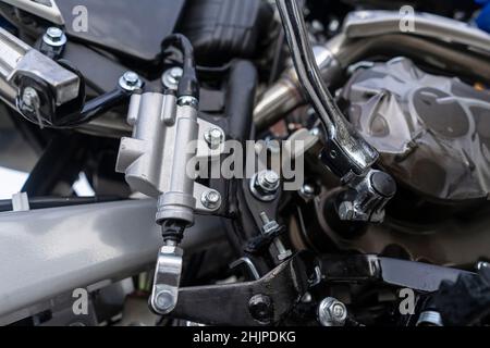Nahaufnahme der hinteren Bremspumpe des Motorrads. Stockfoto