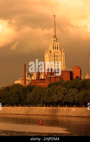 Stalinistischer Wolkenkratzer Hotel Ukraine bei Sonnenuntergang am bewölkten Himmel mit Abendlicht. Sowjetische Architektur in Moskau, Russland. Stockfoto