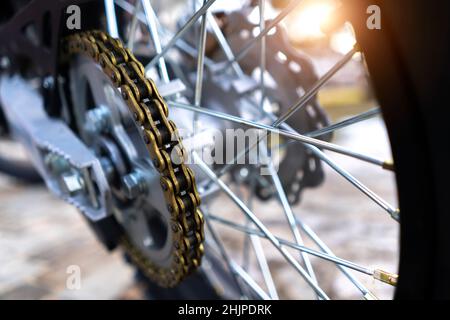 Motorradkette an einem Rad in Nahaufnahme. Stockfoto