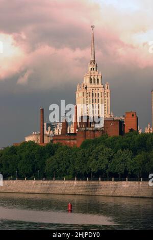 Stalinistischer Wolkenkratzer Hotel Ukraine bei Sonnenuntergang am bewölkten Himmel mit Abendlicht. Sowjetische Architektur in Moskau, Russland. Stockfoto