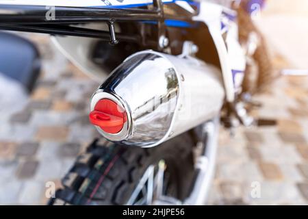 Enduro Motorrad Auspuffanlage Nahaufnahme. Stockfoto