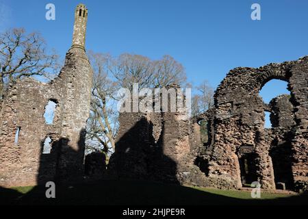 Die Ruinen der Burg Grosmont in Monmouthshire an der Grenze zwischen Wales und England, die ursprünglich von den Normannen im Januar 2022 erbaut wurde Stockfoto