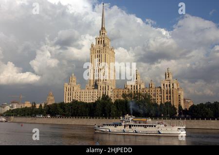 Stalinistischer Wolkenkratzer Hotel Ukraine ein Sonnenuntergang am blauen Himmel mit Wolken bei Abendlicht. Sowjetische Architektur in Moskau, Russland. Stockfoto