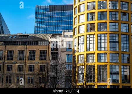 London England Großbritannien, 29. Januar 2022, Mix aus alter und neuer Londoner Architektur Bankside Southwark London Against A Blue Sky Stockfoto