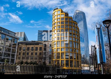 London England Großbritannien, 29. Januar 2022, Mix aus alter und neuer Londoner Architektur Bankside Southwark London Against A Blue Sky Stockfoto