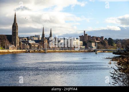 Blick vom Westufer des Flusses auf den Fluss Ness in Richtung Inverness Castle Stockfoto