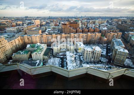 Bürogebäude und Wohnungen im Zentrum von Moskau. Panoramablick auf den Stadtteil am Garden Ring. Winter, sonniger Tag. Vogelperspektive. Stockfoto