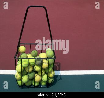 Tennisbälle.Tennis üben Kugeln in einem Korb. Sport Stockfoto