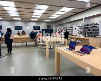 Orlando, FL USA - 19. Oktober 2021: Das Innere eines Apple Stores in Orlando, Florida. Stockfoto