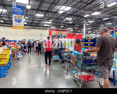 Orlando, Florida USA - 13. März 2020: Menschen warten in langen Schlangen darauf, in einem Sams Club in Orlando, Florida, auszuchecken. Stockfoto