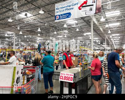 Orlando, FL USA - 6. Juni 2021: Der Check-out-Schalter im Costco-Lebensmittelgeschäft mit Mitarbeitern, die verschiedene Kunden auschecken. Stockfoto