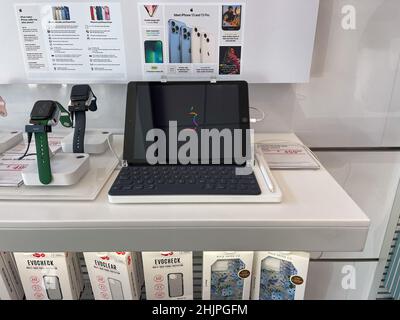 Orlando, FL USA - 19. Oktober 2021: Ein Display eines leistungsstarken Apple iPad Pro in einem T Mobile Store in Orlando, Florida Stockfoto