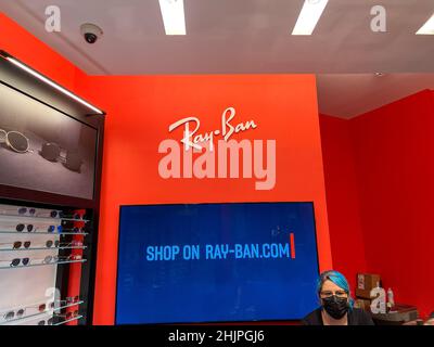 Orlando, FL USA - 19. Dezember 2021: Eine Wand mit dem Logo in einem Ray Ban Store in Orlando, Florida Stockfoto