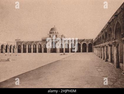 Der Hauptruhm von Kairwan ist die große Moschee von Okba. Der rechteckige, gewölbte Maksura ist ein Wunder aus Porphyr und Marmor. Tunesien. Barbary States (1923) Stockfoto