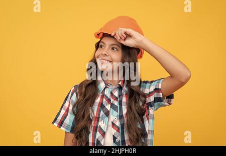 Verbessern Sie Ihre Kindheit. Future Engineer. Workers Day. Reparaturen. Fröhliche Teenager-Mädchen Stockfoto