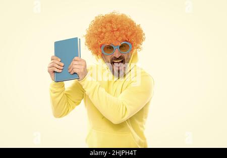 Verrückter Schulmeister in orangefarbener Perücke mit funky Sonnenbrillen rufen laut halten Bibliothek Buch, Schule Stockfoto