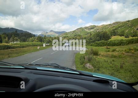 Blick aus dem Auto, das am Rande in b5343 Straße in langdale Valley, Lake District, cumbria, england, großbritannien, geparkt ist Stockfoto