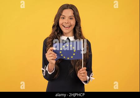 Stauned Kind halten europäische Union Flagge gelben Hintergrund, Europäische Union. Stockfoto