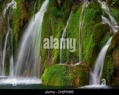 Magische Wasserfälle an den Plitvicer Seen, Crouatia. Ein Tourist muss in Europa gesehen werden Stockfoto