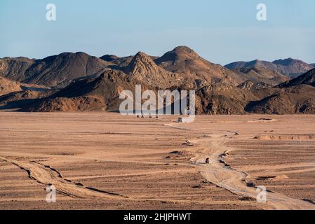 Safari auf Jeeps und Quads in einer Wüste in Ägypten bei Hurghada Stockfoto