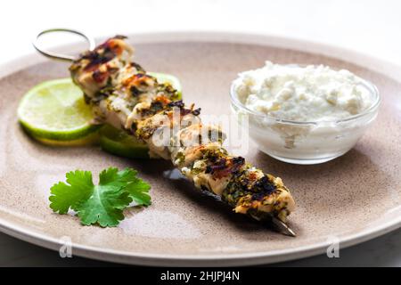 Kräuterspieß mit Joghurtdressing Stockfoto