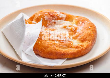 Ungarische typische Gerichte, die Langos genannt werden Stockfoto