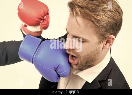 Verlieren Sie die Situation. Geschäftsmann schlug ins Gesicht. Junger Mann schlug mit Boxhandschuh. Besiegt im Kampf Stockfoto