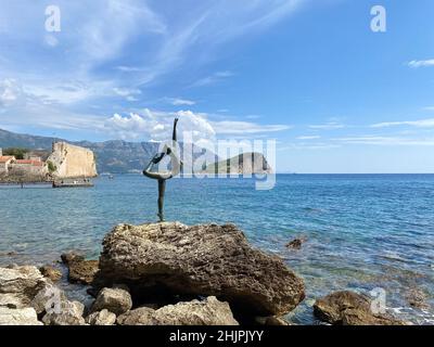 Budva, Montenegro - September 2021 : Blick auf die Altstadt Budva und Ballerina Statue von der adriatischen Küste, Sommertouristensaison, Strand Stockfoto