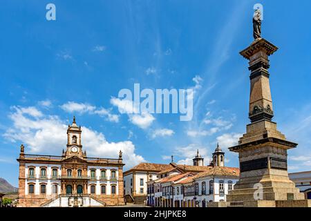 Zentraler Platz der alten und berühmten Stadt Ouro Preto in Minas Gerais mit ihren Häusern im Kolonialstil, Denkmälern und historischen Gebäuden. Stockfoto