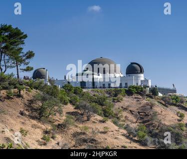 Los Angeles, CA, USA - 16. Januar 2016: Eine breite Außenfassade des Griffith Observatory Gebäudes in Los Angeles, CA. Stockfoto