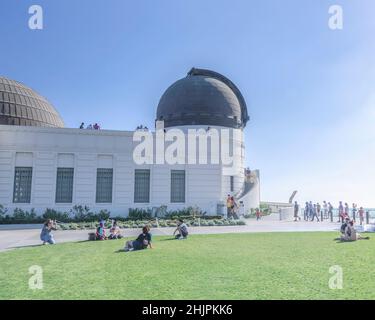 Los Angeles, CA, USA - 16. Januar 2016 - Besucher sitzen auf dem Vorderrasen des Griffith Observatory in Los Angeles, CA. Stockfoto