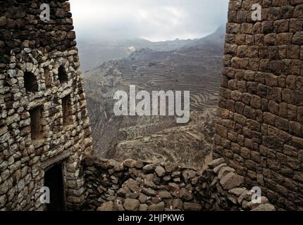 Die Stadt al-Hajjarah liegt im Haraz-Gebirge des Jemen. Die Hjjarah wurde ursprünglich als sicheres Haus für Würdenträger errichtet. Stockfoto