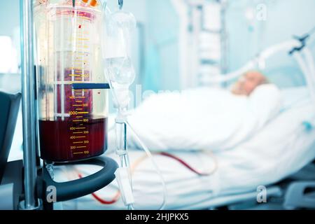 Blutentnahme-Geräte in der Nähe des Patientenbetts auf der Intensivstation. Stockfoto
