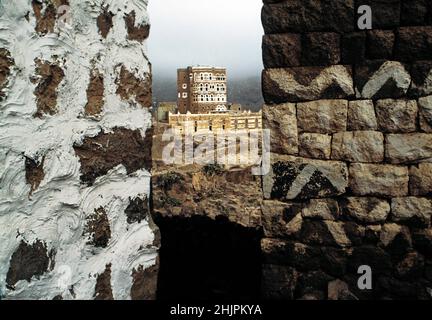 Die Stadt al-Hajjarah liegt im Haraz-Gebirge des Jemen. Die Hjjarah wurde ursprünglich als sicheres Haus für Würdenträger errichtet. Stockfoto