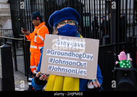 London, Großbritannien. 31. Januar 2022. Anti-Boris Johnson Parliament Garden Party Niemand hat ein Gesetz zu einem und einem für den Rest an der Vorderseite der Downing Street. Kredit: Picture Capital/Alamy Live Nachrichten Stockfoto