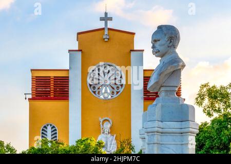 Die katholische Kathedrale von San Eugenio ist in die Büste von Jose Marti im gleichnamigen öffentlichen Park eingefasst. Stockfoto