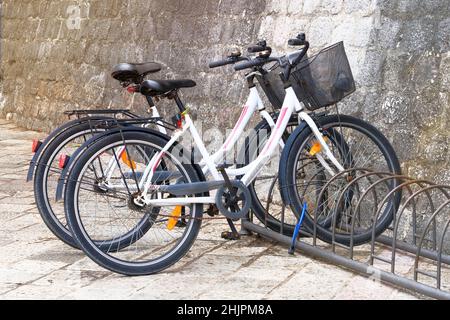 Fahrradparkplatz in Europa, Bikestation. Mit dem Fahrrad durch die Stadt reisen. Stockfoto