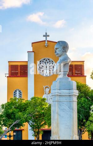 Kathedrale San Eugenio de la Palma. Außenfassade des Kirchengebäudes, Ciego de Avial, Kuba Stockfoto