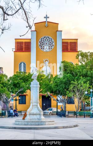 Kathedrale San Eugenio de la Palma. Außenfassade des Kirchengebäudes, Ciego de Avial, Kuba Stockfoto