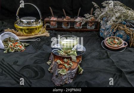 Eine Tasse Pandanblatt-Tee, indische Marschen Flabane Pflanzen Blätter mit Safflower getrocknet (Saffron-Ersatz) auf dunklem Hintergrund. Thailändische Kräuterpflanze und -Alt Stockfoto