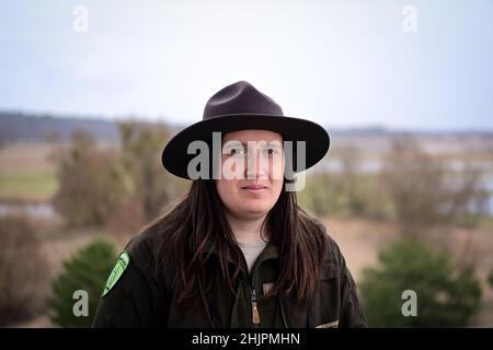 31. Januar 2022, Brandenburg, Schwedt/OT Criewen: Milena Kreiling, Ranger der Naturwache im Nationalpark Unteres oder, steht auf der oberen Plattform des Aussichtsturms Stützkow. Sie und die anderen Ranger sind täglich auf Patrouille im Nationalpark entlang des Schutzzauns, der kürzlich wegen der Afrikanischen Schweinepest (ASF) gegen Wildschweine errichtet wurde. Foto: Soeren Sache/dpa-Zentralbild/dpa Stockfoto