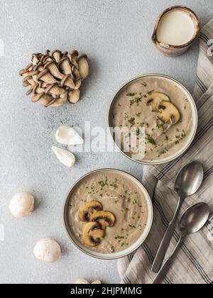 Pilzsuppe aus Champignons und Austernpilzen Stockfoto