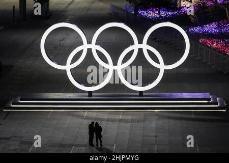 Peking, China. 31st Januar 2022. Die Menschen sehen die Olympischen Ringe vor dem Nationalstadion, wo die Eröffnungszeremonie bei den Olympischen Winterspielen 2022 in Peking am Montag, dem 31. Januar 2022, stattfinden wird. Foto von Paul Hanna/UPI Credit: UPI/Alamy Live News Stockfoto