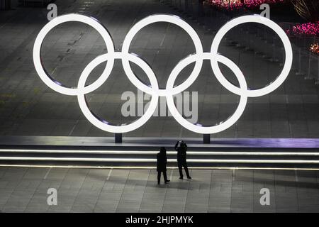 Peking, China. 31st Januar 2022. Die Menschen sehen die Olympischen Ringe vor dem Nationalstadion, wo die Eröffnungszeremonie bei den Olympischen Winterspielen 2022 in Peking am Montag, dem 31. Januar 2022, stattfinden wird. Foto von Paul Hanna/UPI Credit: UPI/Alamy Live News Stockfoto